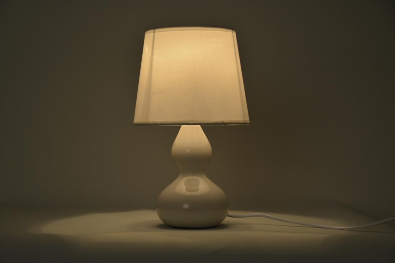 MT-601W biała lampka stołowa ceramika abażur z tkaniny 1xE14 max 40W hurt